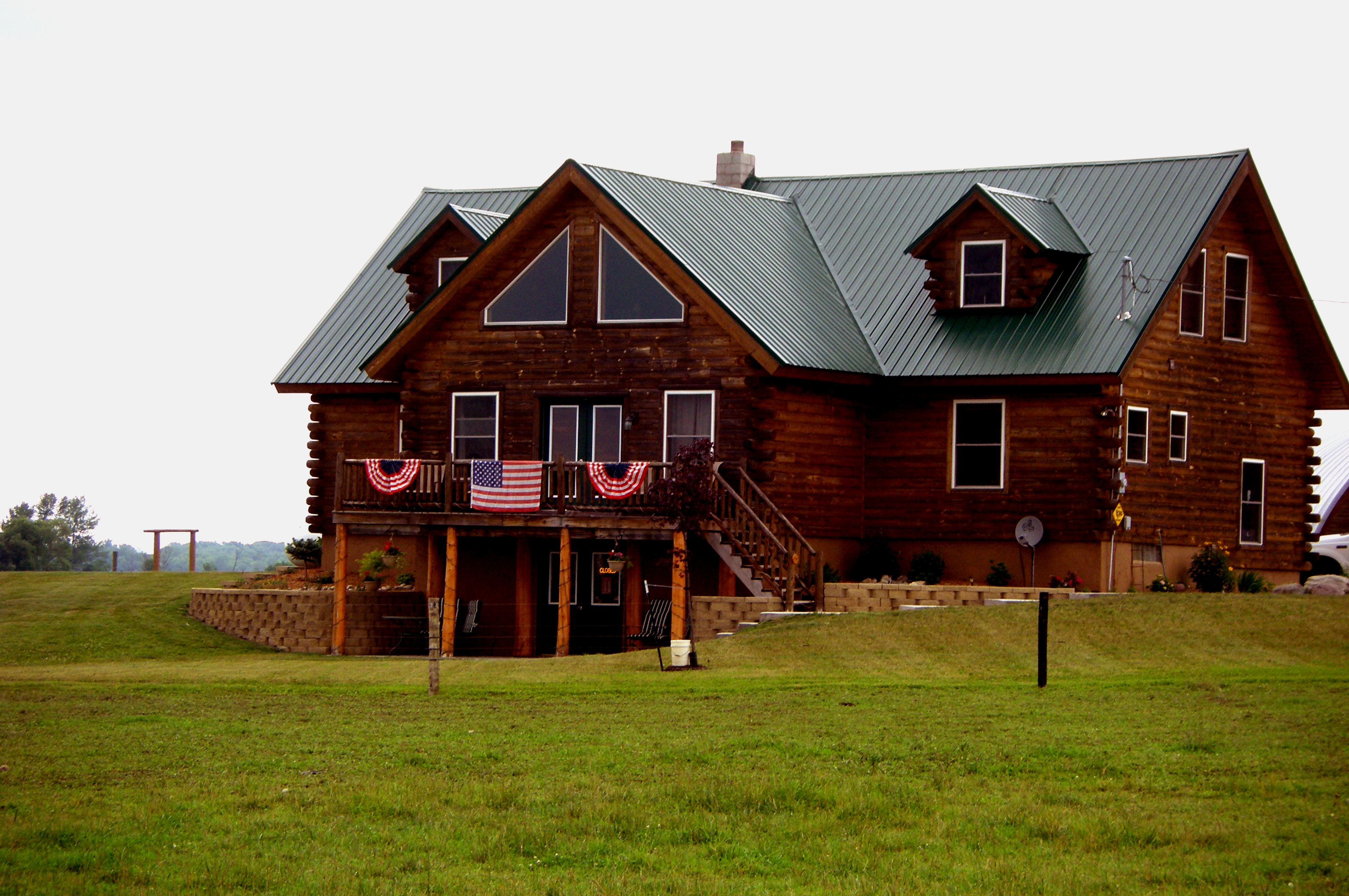 Pohl Bison and Bed & Breakfast, bed and breakfast in Rosebush, Michigan with a cozy Amish-built log home and bison ranch.